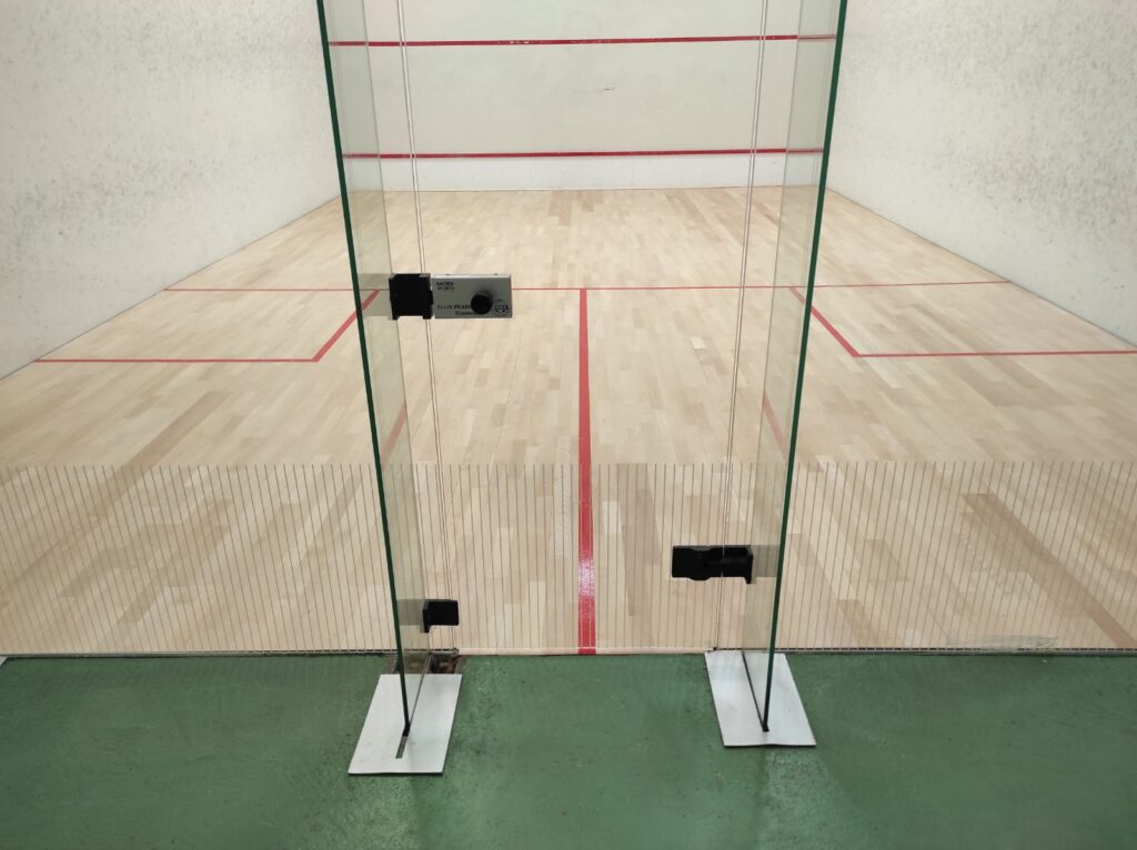 Court de squash vide avec lignes rouges.