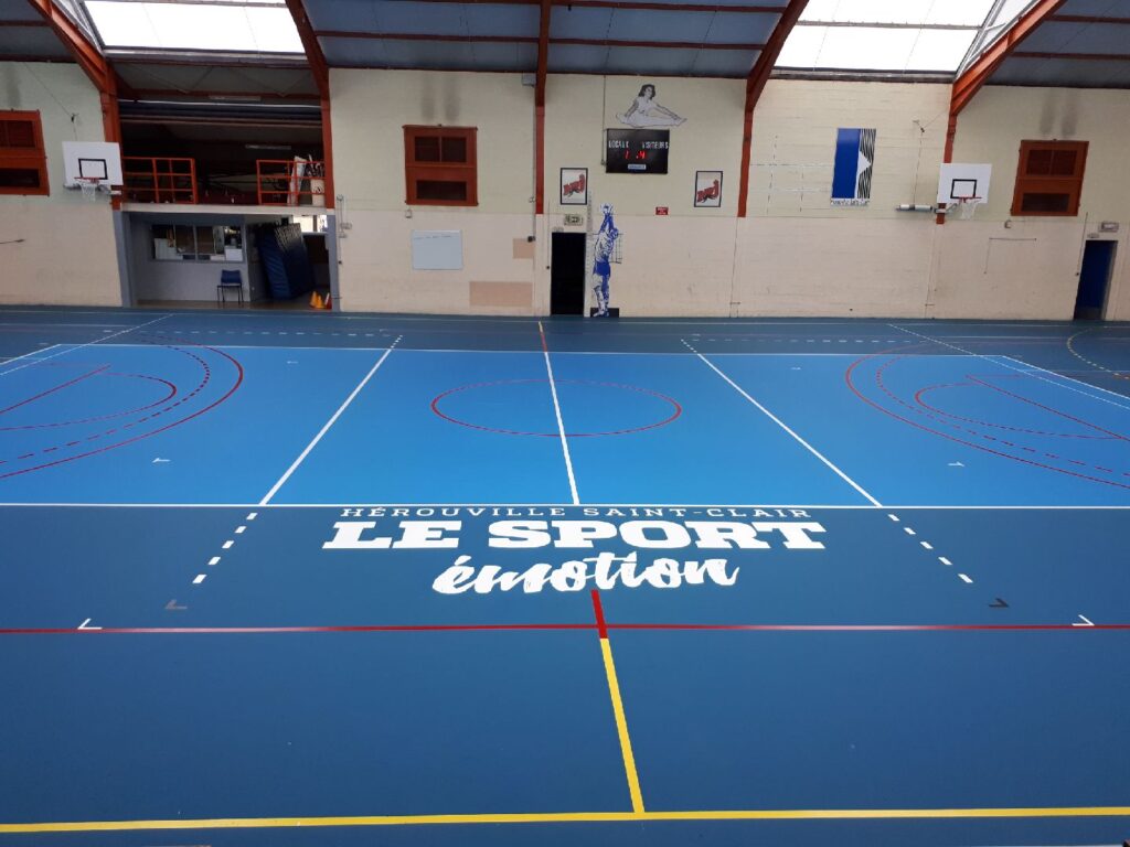 Salle de sport intérieure vide, terrain de basket.